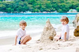 Enfants jouant sur une plage de sable